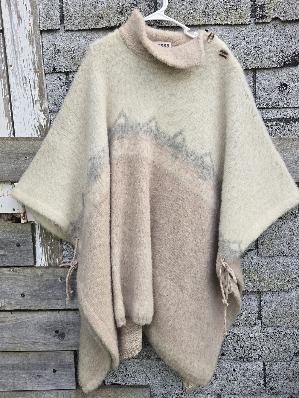 Tundra Made In Canada Cream & Taupe Pure Wool Poncho Sweater One Size Fits Most